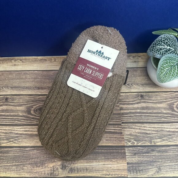 Northeast Outfitters Accessories - NWT Northeast Outfitters Women's Cozy Cabin Slippers Size S/M (Diamond Taupe)